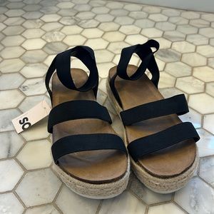 BNWT So… black platform espadrilles, sz 4